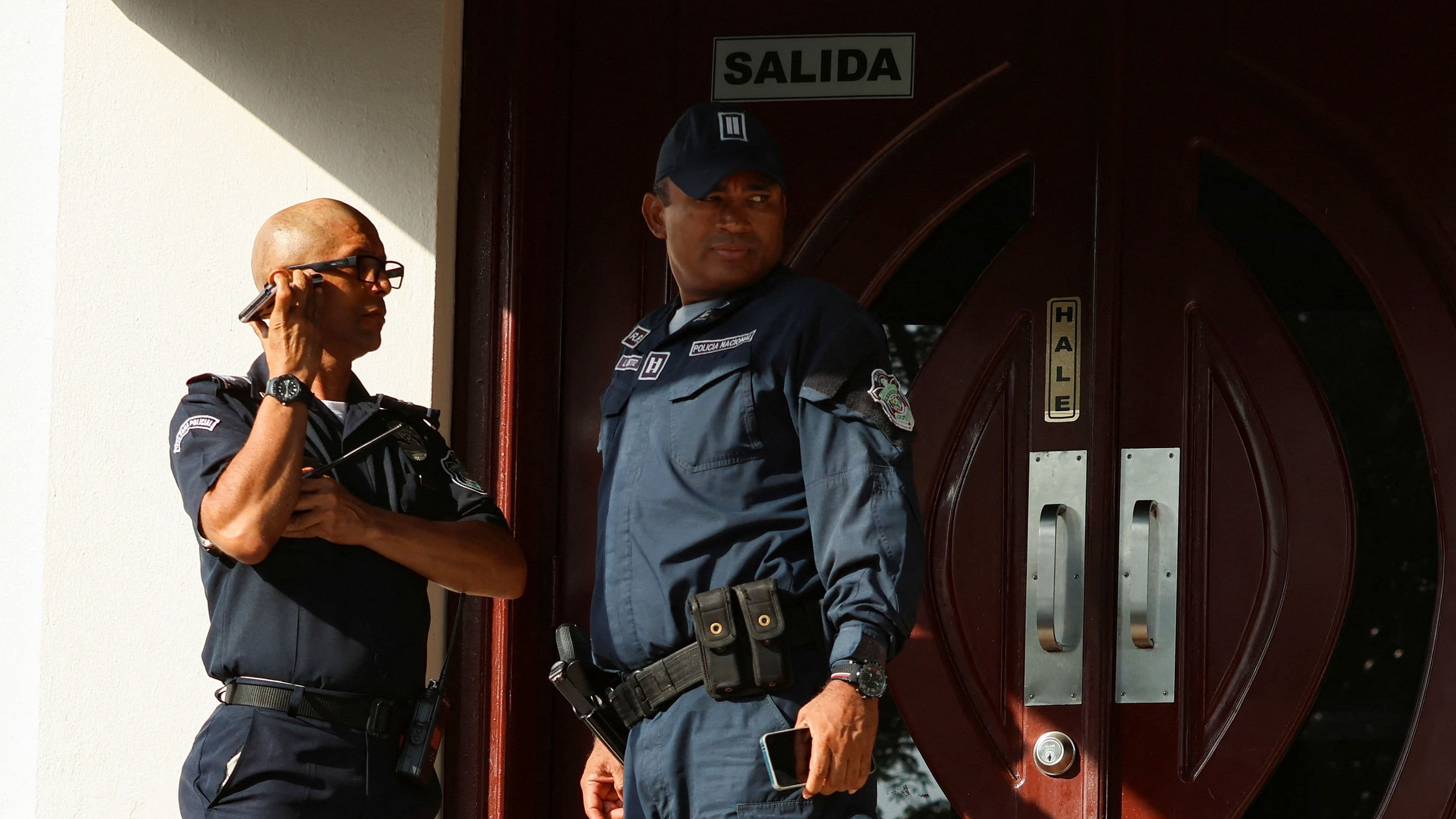 <div class="paragraphs"><p>Police officers stand outside the Panamanian court of Justice where the trial of 'Panama Papers' took place.</p></div>