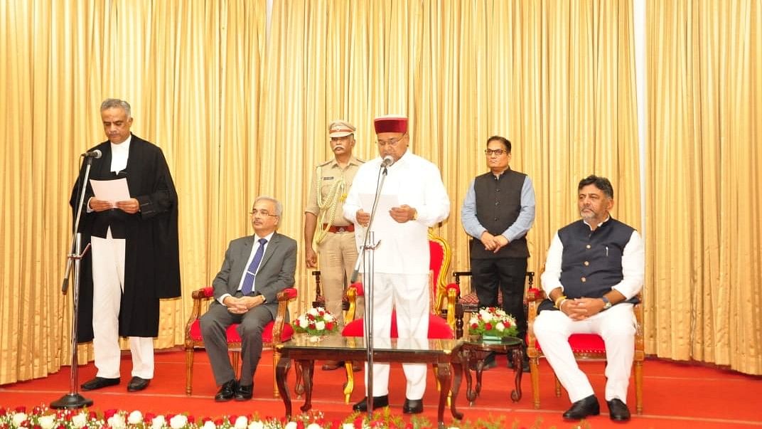 <div class="paragraphs"><p>Justice Valluri Kameswar Rao being sworn in by Karnataka Governor&nbsp;Thaawarchand Gehlot.</p></div>