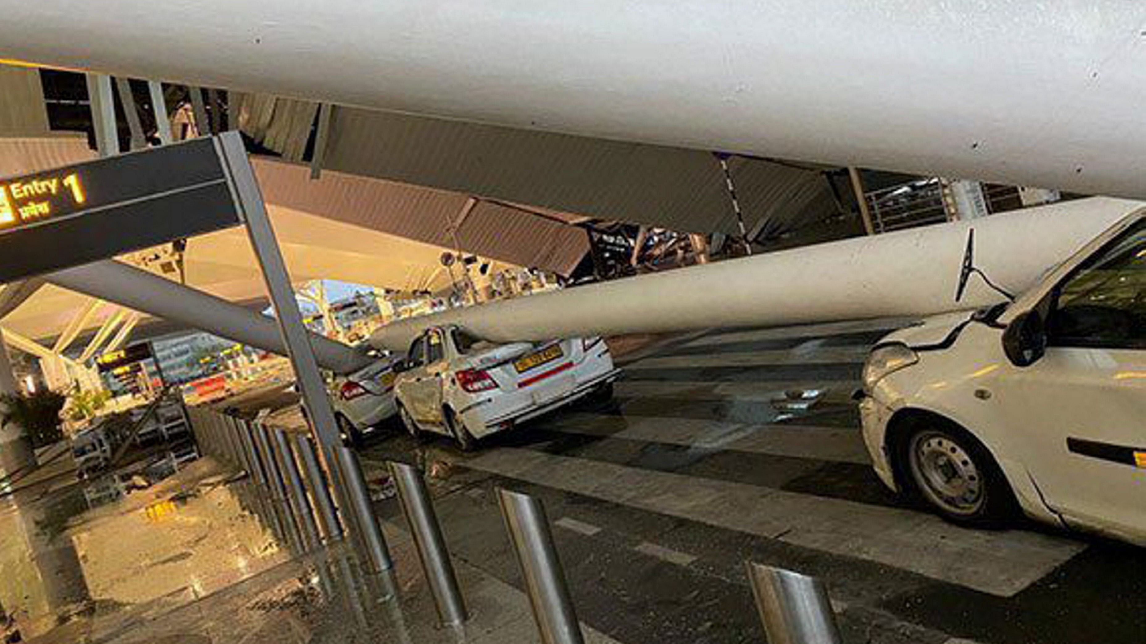 <div class="paragraphs"><p>The roof of the Delhi Airport's Terminal-1 collapsed on the taxis on Friday morning.</p></div>