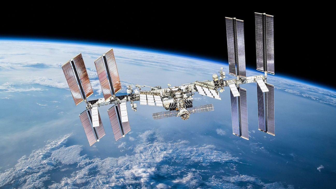 <div class="paragraphs"><p>An image showing the ISS orbiting the Earth.</p></div>