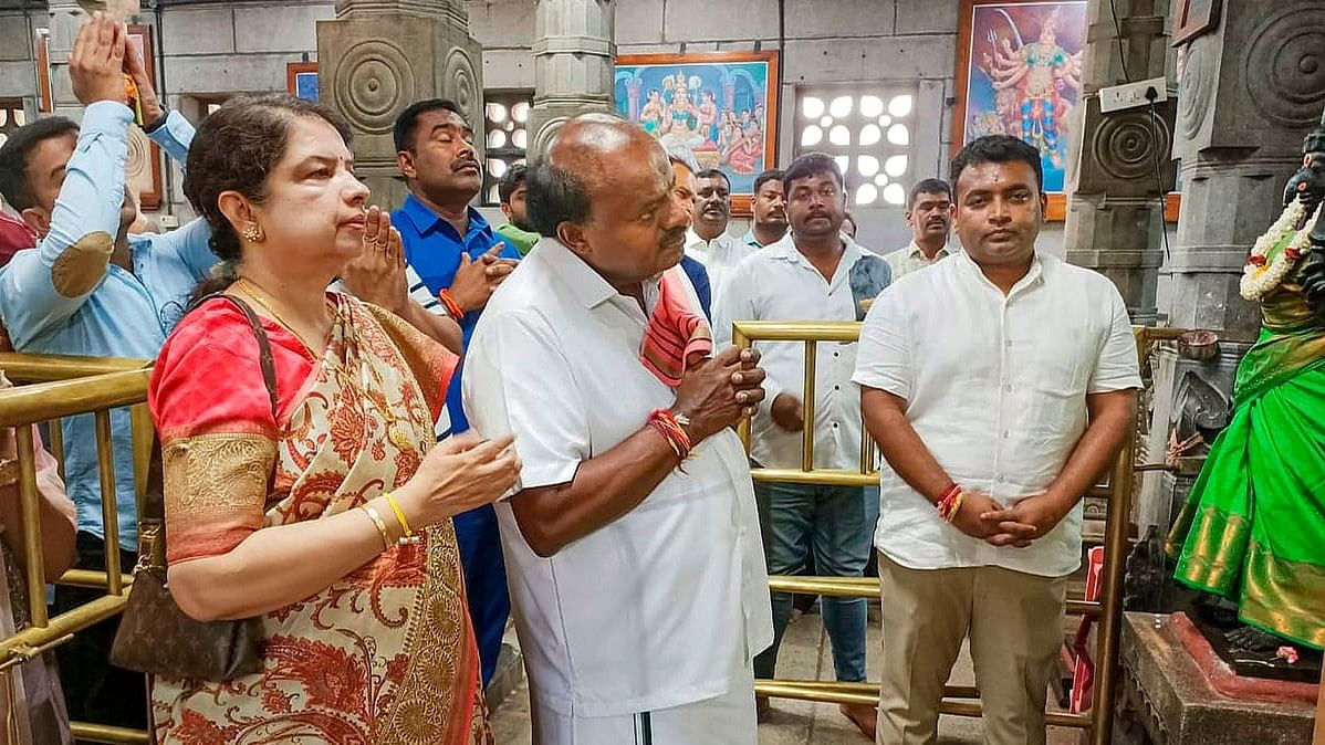 <div class="paragraphs"><p>NDA candidate H D Kumaraswamy and his wife Anitha offer prayers at a temple.</p></div>