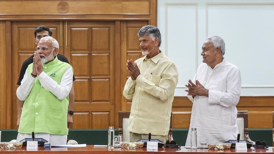 <div class="paragraphs"><p>Prime Minister Narendra Modi with TDP chief N Chandrababu Naidu, JD(U) chief Nitish Kumar.</p></div>