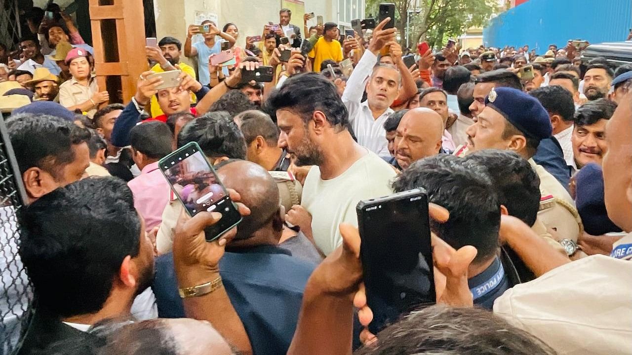 <div class="paragraphs"><p>Sandalwood Actor Darshan being taken from court to Parappana Agrahara jail after court sent him to judicial custody in Renukaswamy murder case.</p></div>