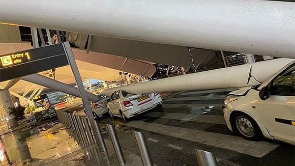 <div class="paragraphs"><p>Besides the roof sheet, the support beams also collapsed, damaging the cars parked.</p></div>