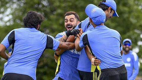 <div class="paragraphs"><p> Indian cricket team player Virat Kohli with teammates during a training session ahead of the ICC Men's T20 World Cup cricket match between India and Pakistan, in New York.</p></div>