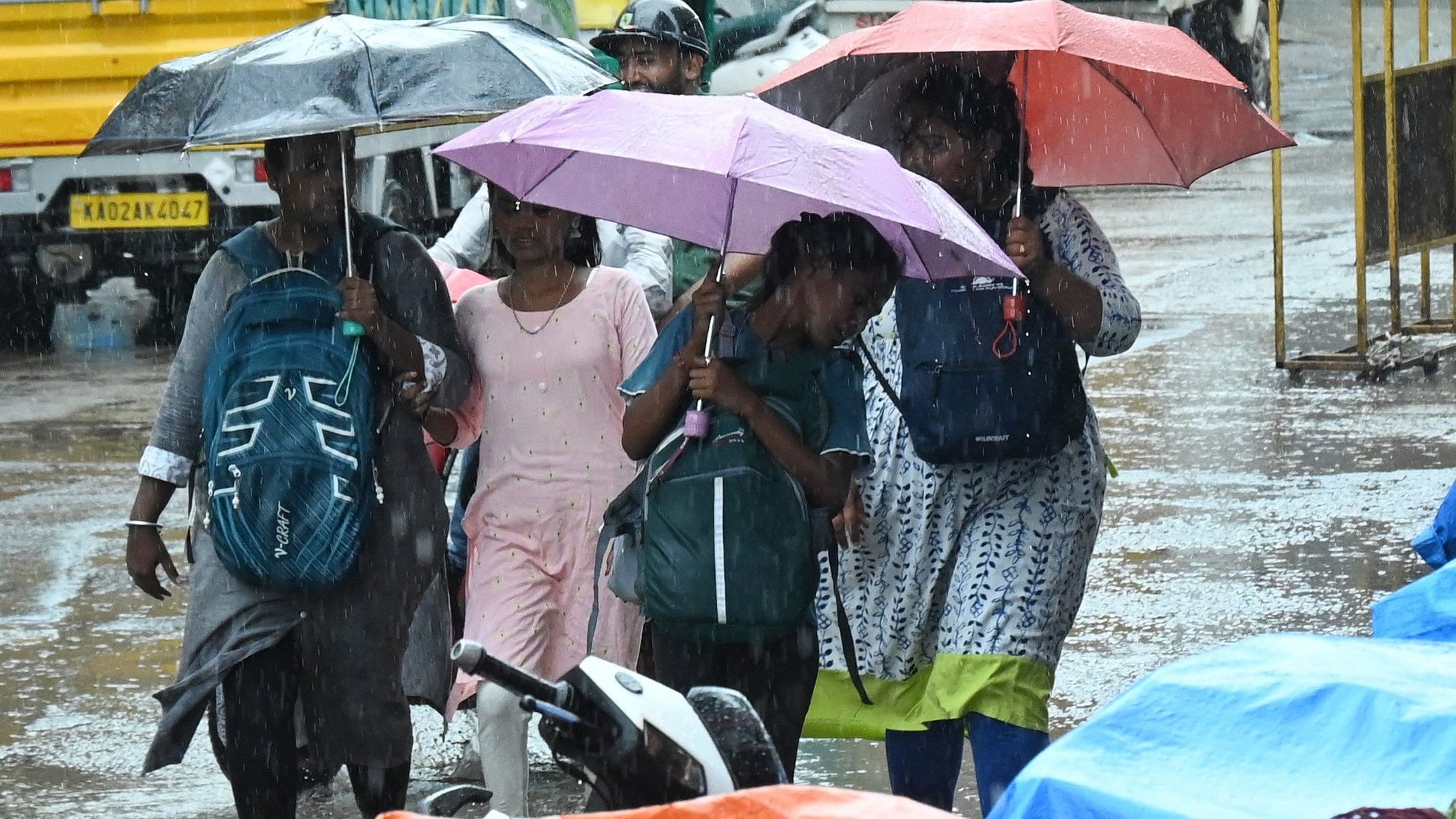 <div class="paragraphs"><p>The IMD has forecast&nbsp;light to moderate thundershowers in Bengaluru Urban and Rural districts until Saturday. </p></div>