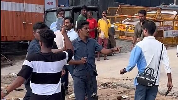<div class="paragraphs"><p>Dhanush's bodyguards are seen pushing the fans at Juhu Beach in Mumbai.</p></div>