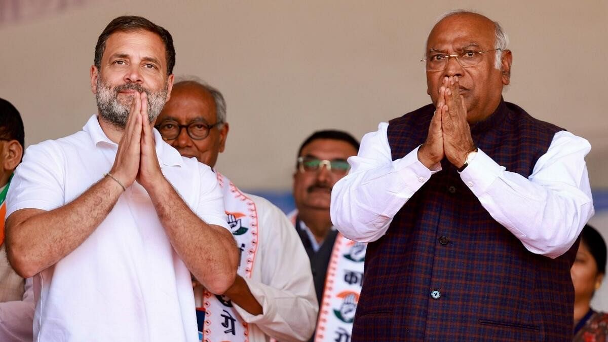 <div class="paragraphs"><p>Congress President Mallikarjun Kharge with party leader Rahul Gandhi  during the Bharat Jodo Nyay Yatra.</p></div>