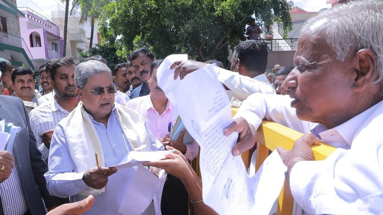 <div class="paragraphs"><p>CM Siddaramaiah receives memorandums near his residence at Sharadadevinagar in Mysuru on Saturday.</p></div>