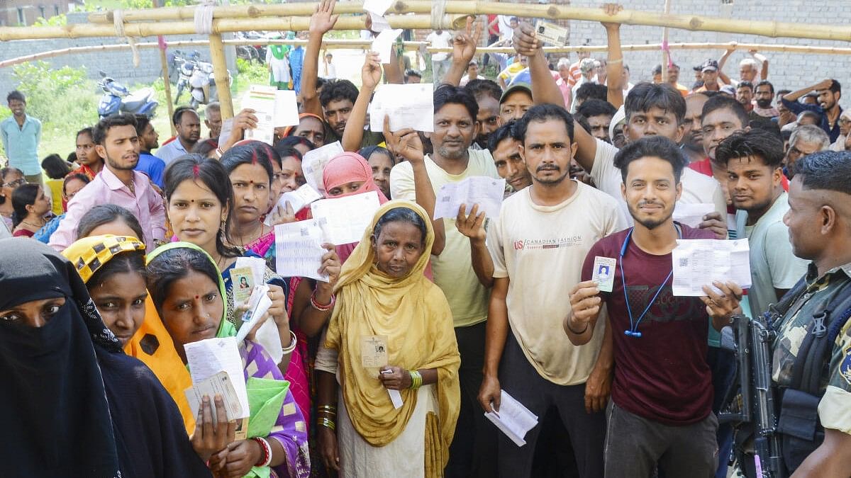 <div class="paragraphs"><p>Voters wait at a polling booth to cast their votes for the seventh and last phase of Lok Sabha elections, in Godda, Jharkhand, Saturday, June 1, 2024.</p></div>