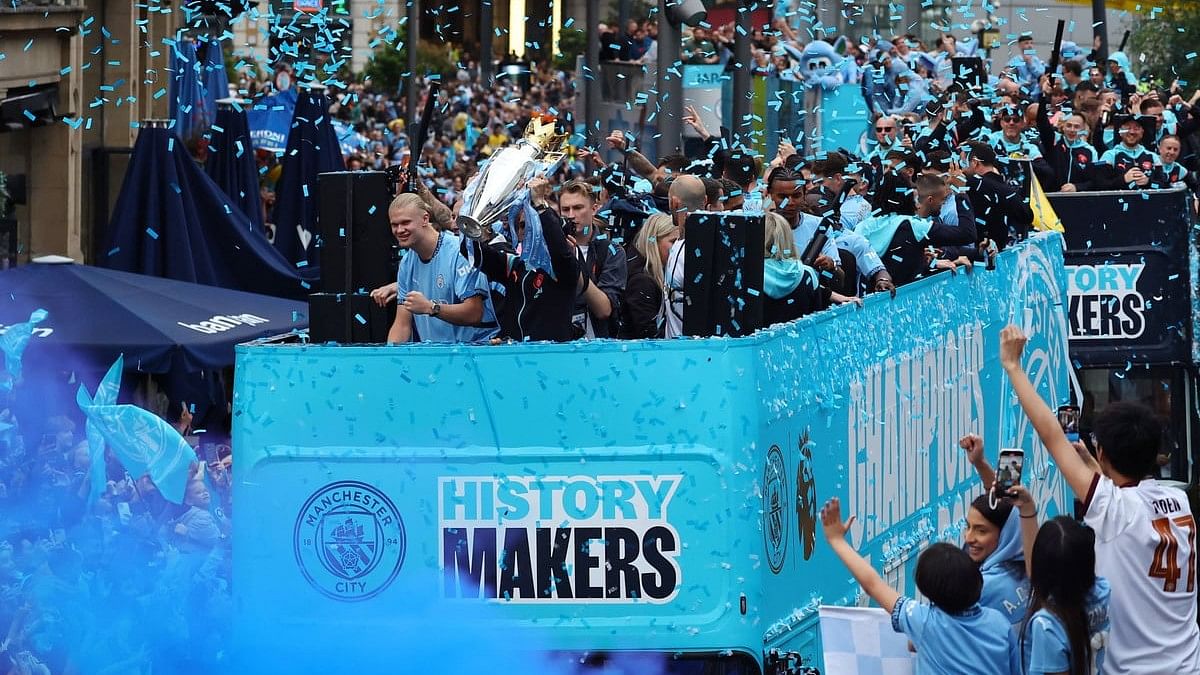 <div class="paragraphs"><p>The Manchester City team celebrate their Premier League triumph.</p></div>