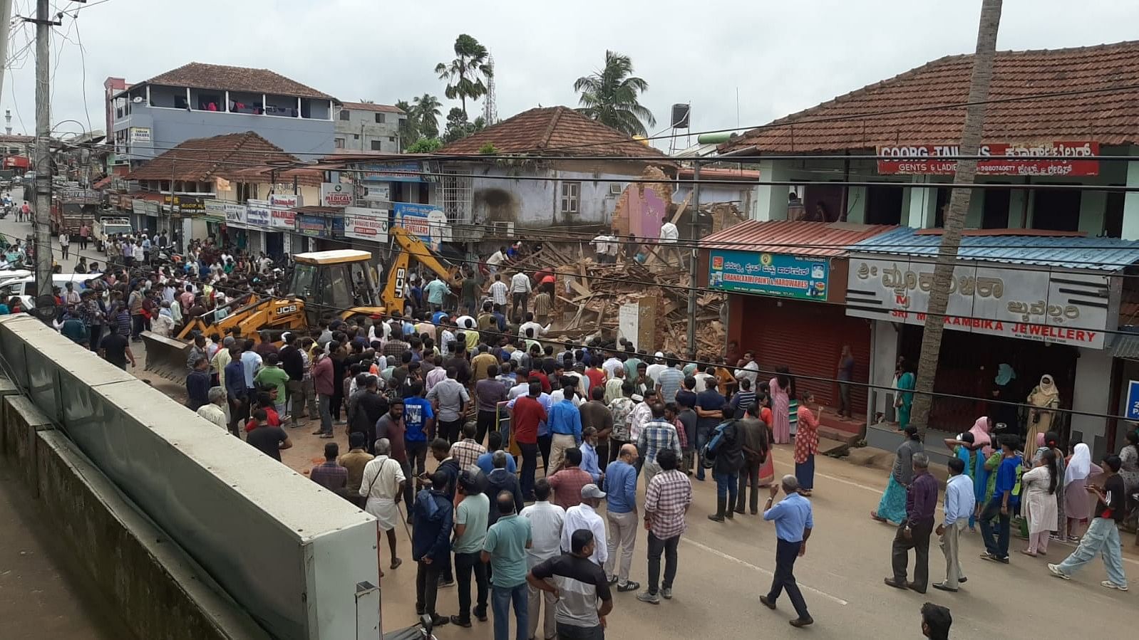 <div class="paragraphs"><p>The hotel building in Gonikoppa which collapsed on Thursday.</p></div>