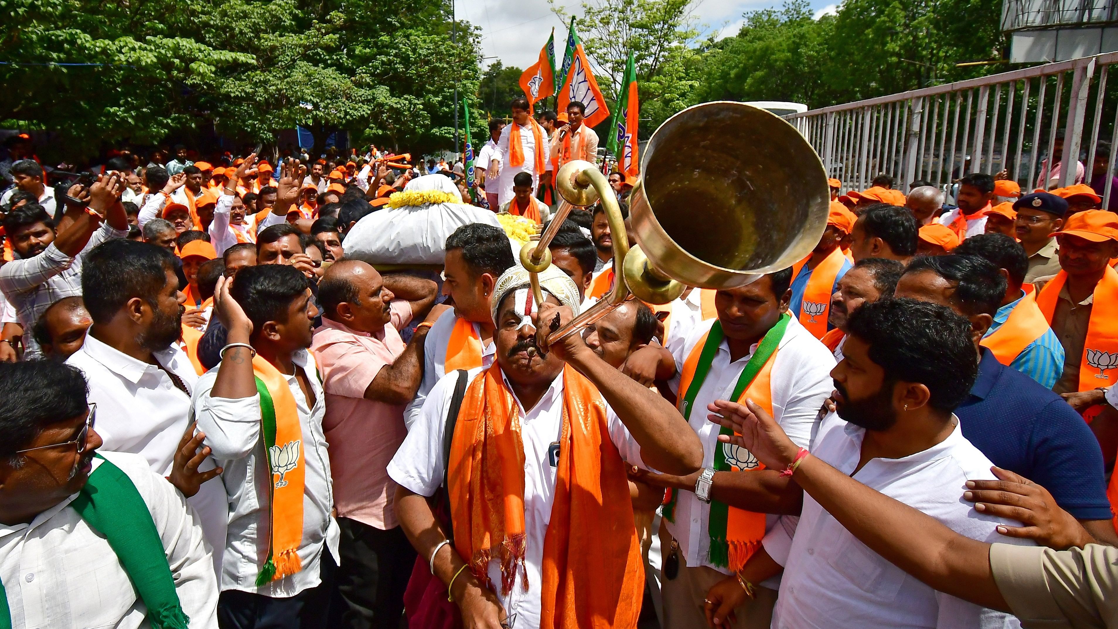 <div class="paragraphs"><p>Leader of the Opposition R Ashoka arrives on a bullock cart to take part in the protest against fuel price hike, in Bengaluru on Monday. </p></div>