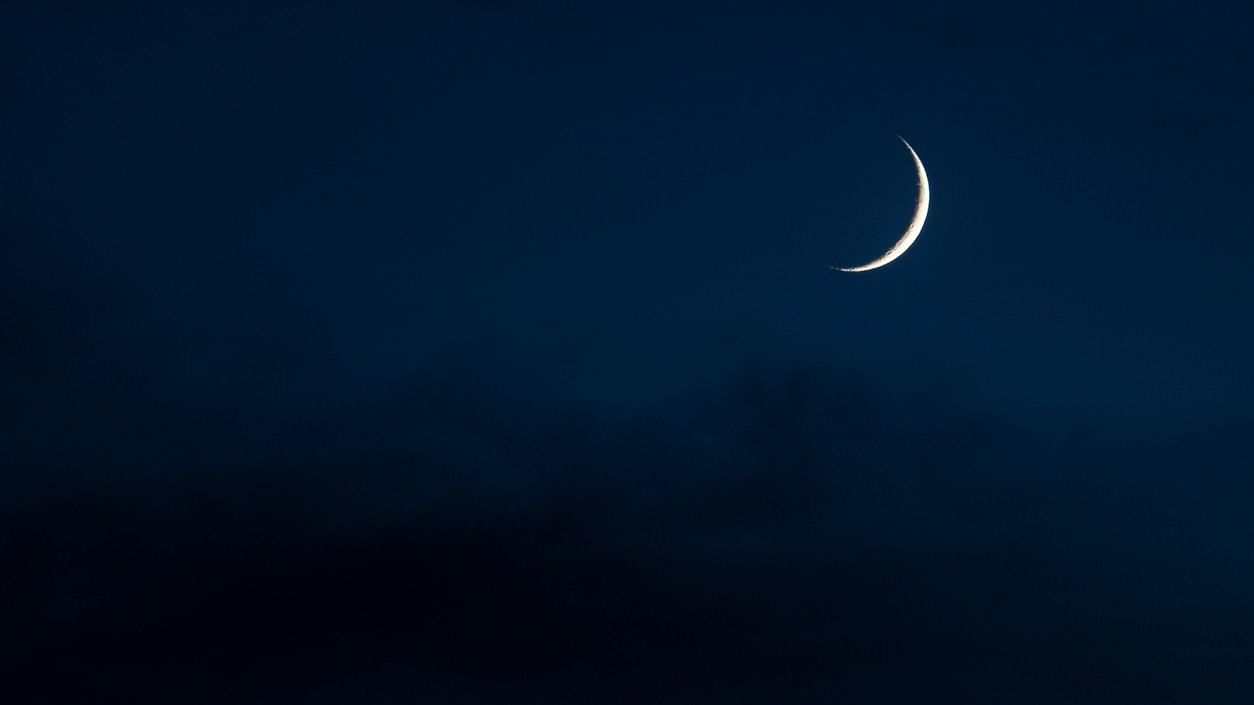 <div class="paragraphs"><p>Representative image showing a crescent moon.</p></div>