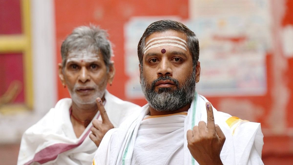 <div class="paragraphs"><p>'Sadhus' show their inked fingers after casting their votes at a polling booth during the seventh and last phase of Lok Sabha elections, in Varanasi, Saturday, June 1, 2024. </p></div>