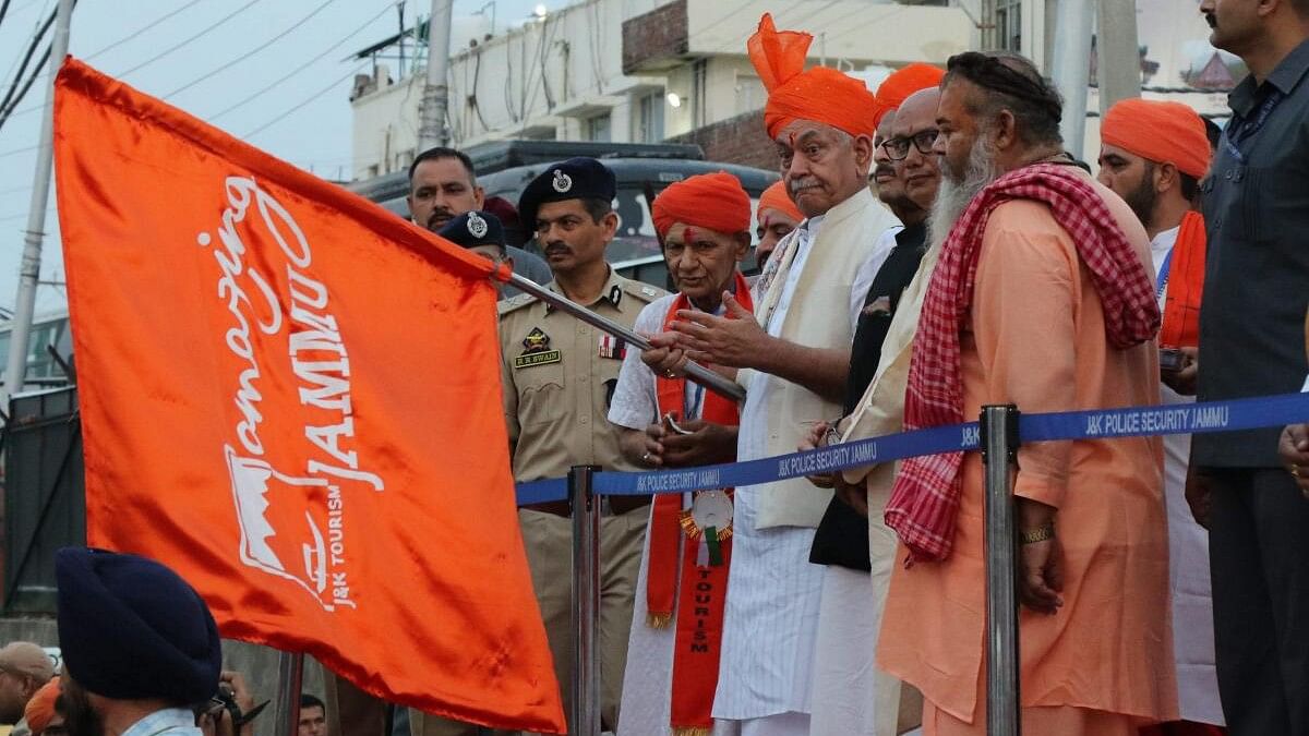 <div class="paragraphs"><p>Jammu and Kashmir Lt Governor Manoj Sinha flags off the first batch of Amarnath Yatra pilgrims at a base camp, in Jammu, Friday, June 28, 2024.</p></div>