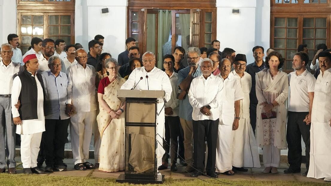 <div class="paragraphs"><p>Congress President Mallikarjun Kharge with Sonia Gandhi, Rahul Gandhi, NCP chief Sharad Pawar, CPI(M)'s Sitaram Yechury, Samajwadi Party President Akhilesh Yadav and other leaders addresses the media after the INDIA bloc leaders’ meeting at Kharge's residence, in New Delhi, Wednesday, June 5, 2024.</p></div>