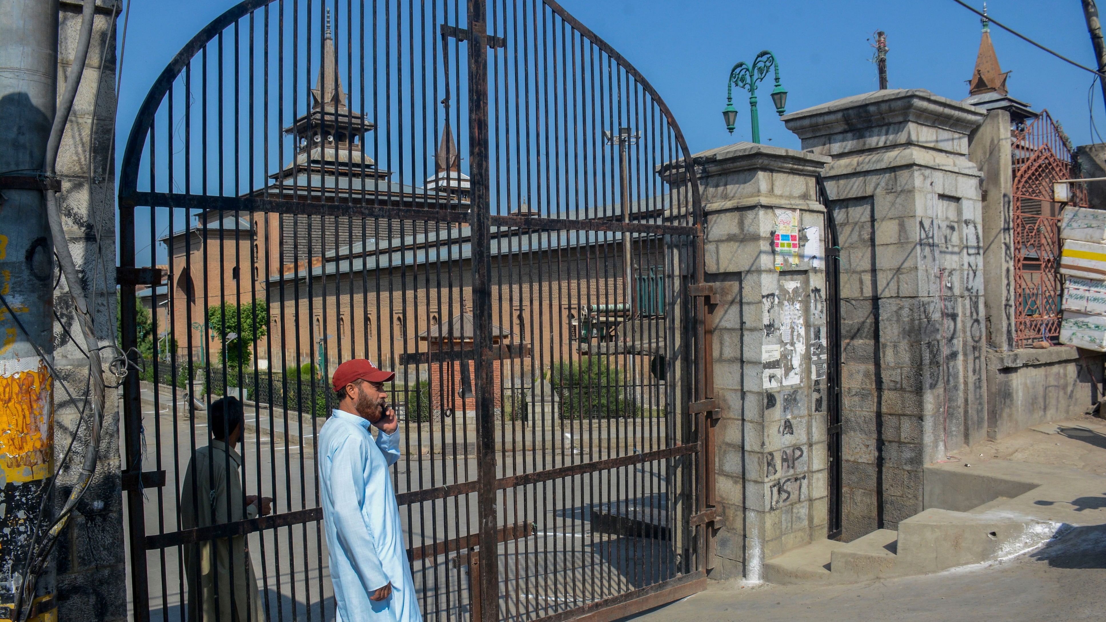 <div class="paragraphs"><p>A man outside the locked gate of Jamia Masjid after authorites disallowed offering Eid al-Adha 'namaz' to maintain law and order, in Srinagar.</p></div>