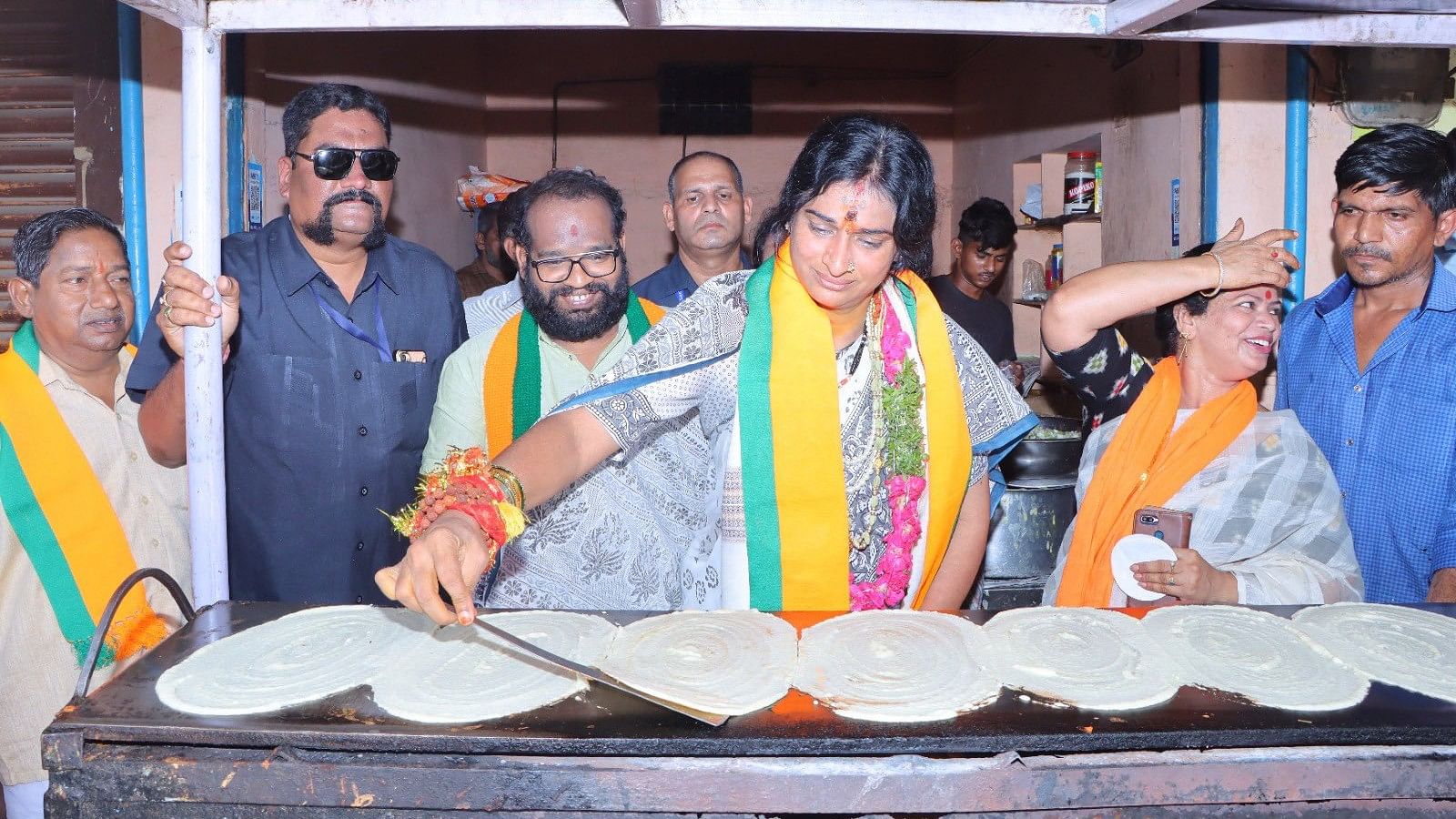 <div class="paragraphs"><p>Hyderabad BJP candidate Madhavi Latha makes a 'dosa' during her election campaign.</p></div>