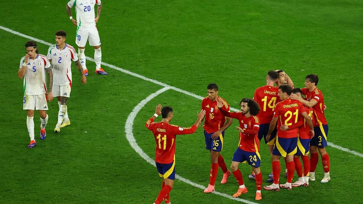 <div class="paragraphs"><p>Spain celebrate after the match</p></div>