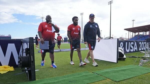 <div class="paragraphs"><p>United States' Aaron Jones, centre, walks with team members before an ICC Men's T20 World Cup cricket match against Ireland at the Central Broward Regional Park Stadium in Lauderhill, Fla., Friday, on June 14, 2024.</p></div>