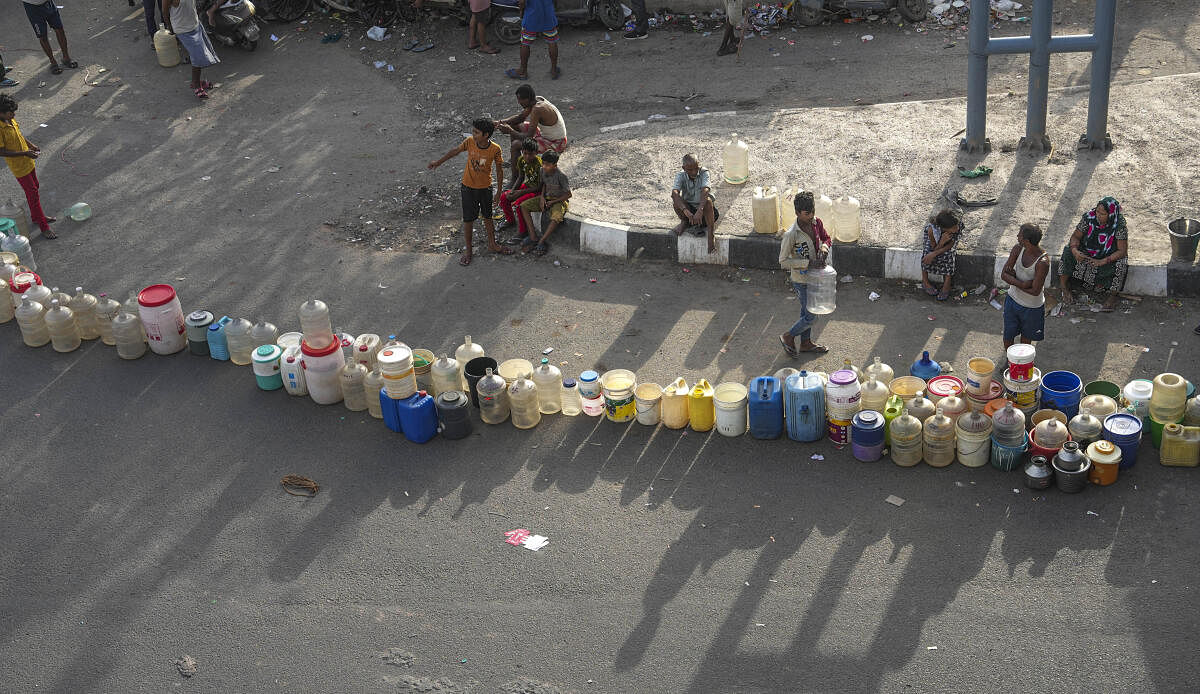 <div class="paragraphs"><p>People wait to collect drinking water from a tanker of Delhi Jal Board. Representative image.</p></div>