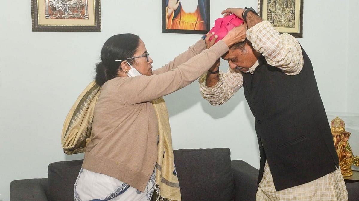 <div class="paragraphs"><p>Mamata Banerjee with Kirti Azad </p></div>