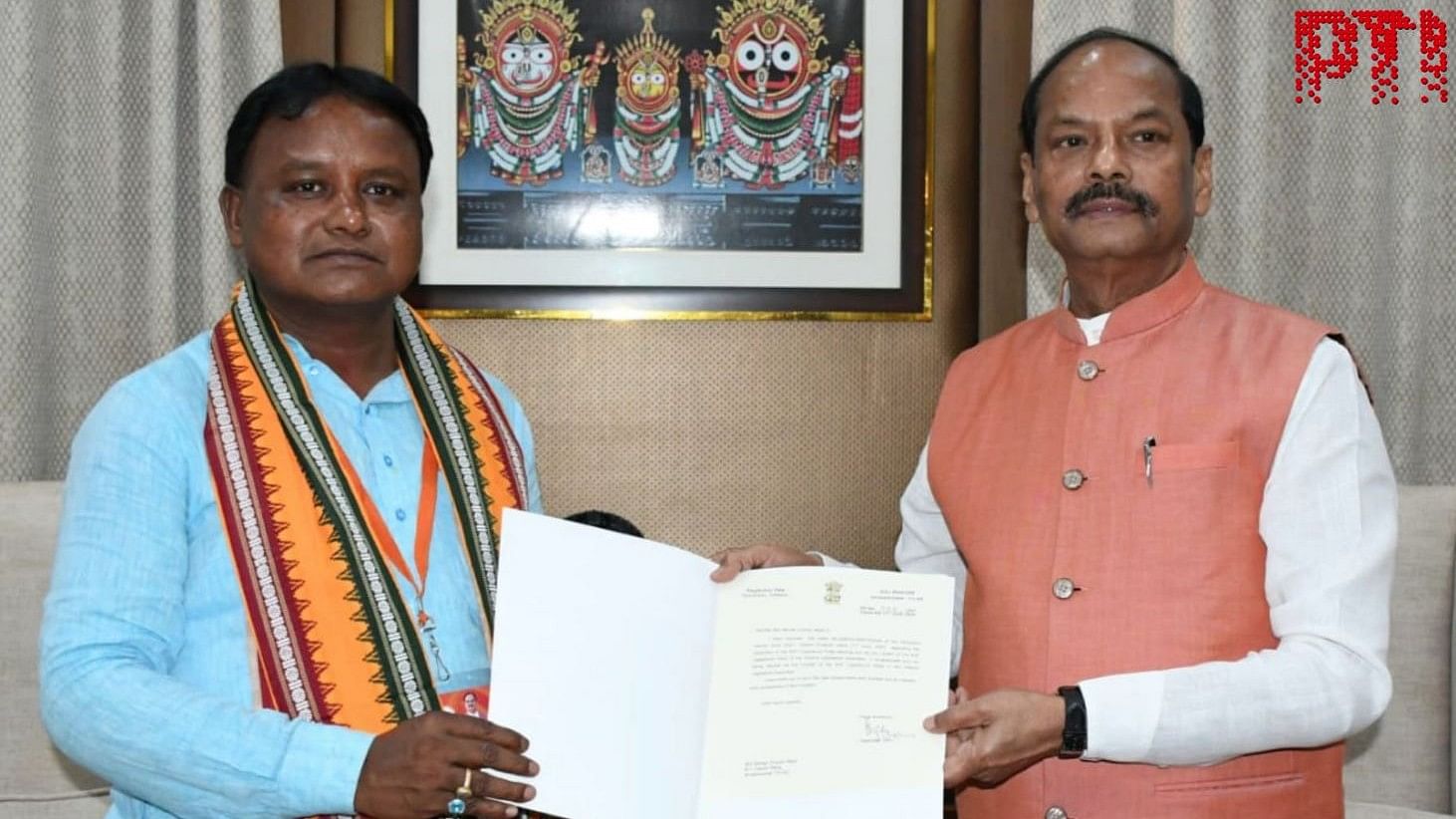 <div class="paragraphs"><p>BJP MLA Mohan Charan Majhi met Odisha Governor Raghubar Das and staked a claim to form the new state government.</p></div>