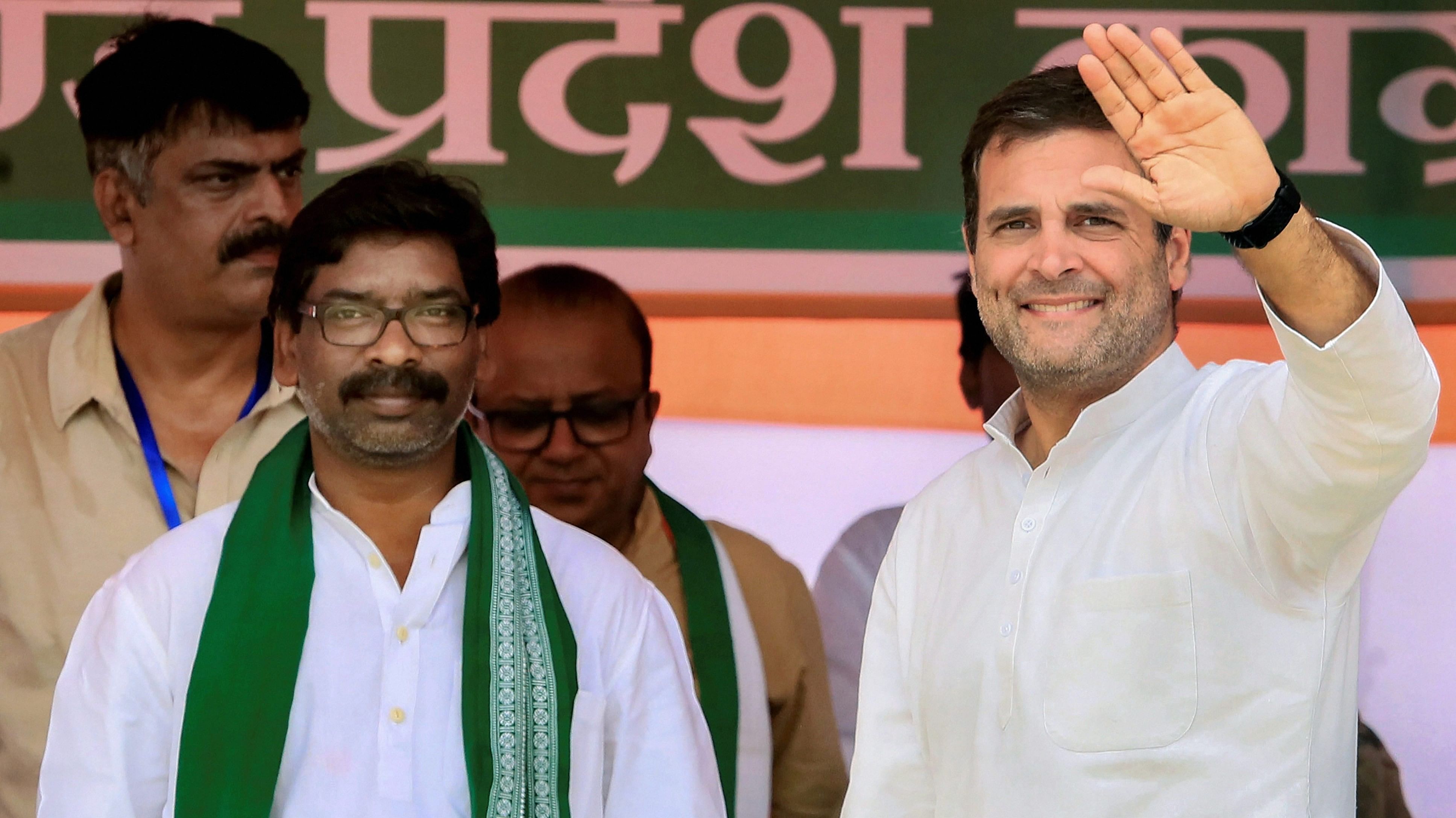 <div class="paragraphs"><p>Congress leader Rahul Gandhi with Jharkhand Mukti Morcha (JMM) leader Hemant Soren</p></div>