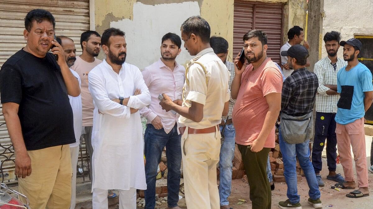 <div class="paragraphs"><p>Family members of Md Ali Hussain, who died in the recent fire incident in Kuwait, outside his residence, in Ranchi</p></div>