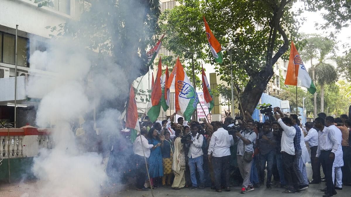 <div class="paragraphs"><p>Congress supporters celebrate the party's lead during counting of votes for Lok Sabha elections, in Mumbai.</p></div>