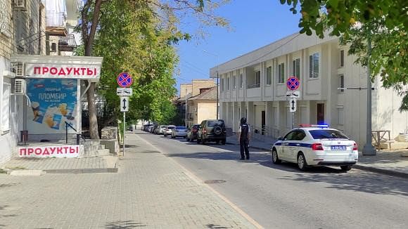 <div class="paragraphs"><p>A law enforcement officer stands guard in a street  in Sevastopol, Crimea </p></div>