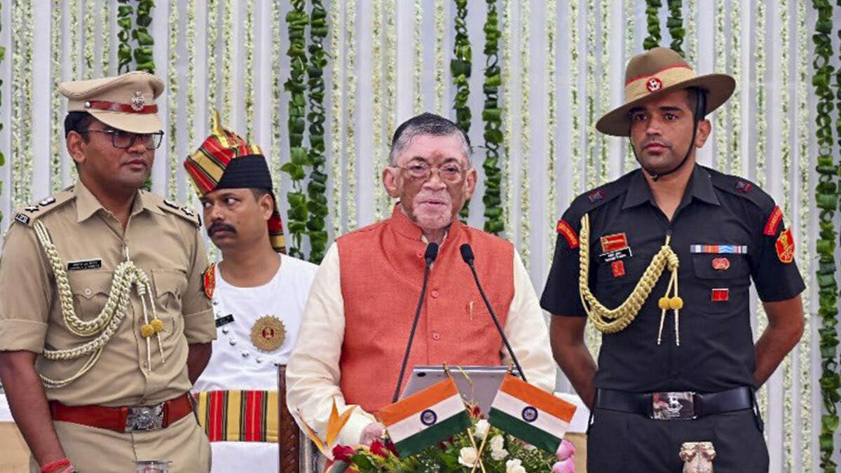 <div class="paragraphs"><p>Newly appointed Jharkhand Governor Santosh Kumar Gangwar takes oath of the office, at Raj Bhavan in Ranchi</p></div>