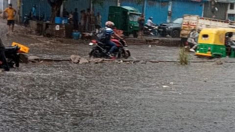 <div class="paragraphs"><p>The commuters were asked to avoid the affected stretch which is under construction.</p></div>