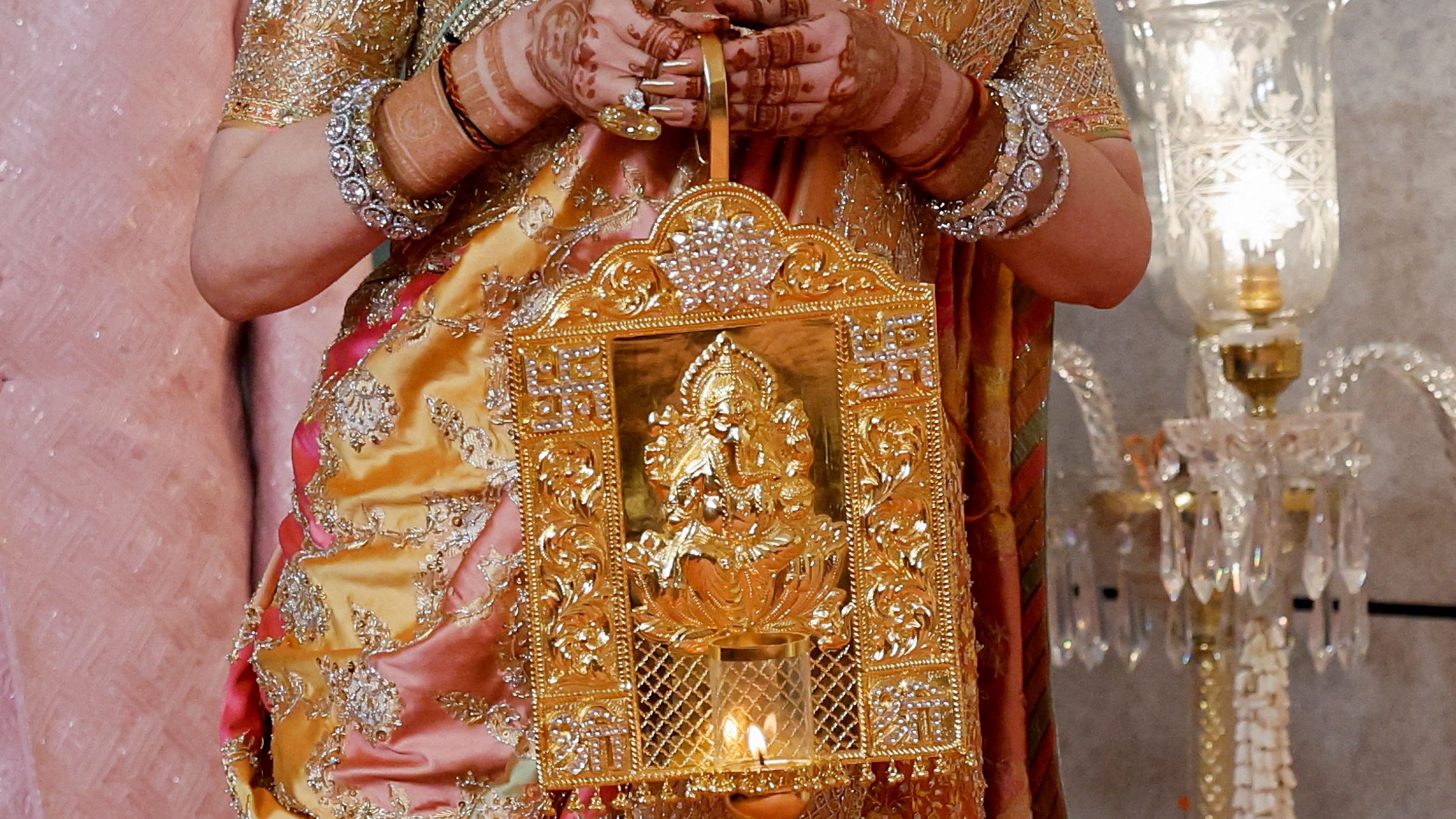 <div class="paragraphs"><p>Nita Ambani holds a bag, on the red carpet, on the day of the wedding of Anant Ambani and Radhika Merchant in Mumbai, India, July 12, 2024.</p></div>