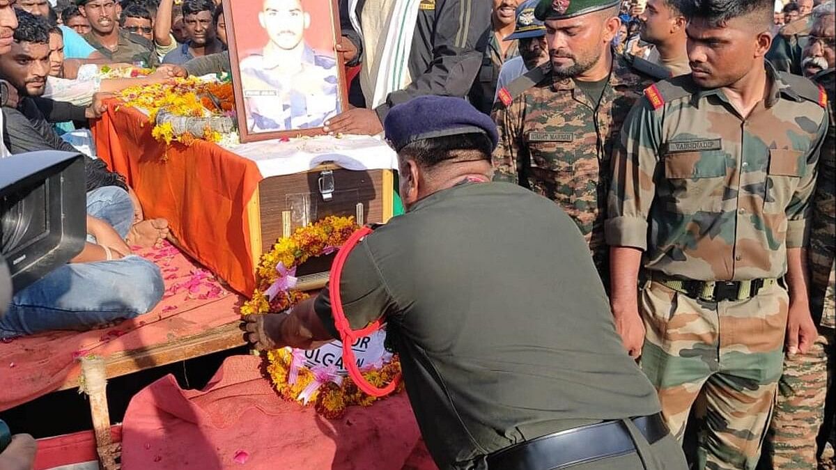 <div class="paragraphs"><p>Army personnel pay last respect to jawan Praveen Prabhakar Janjal, who was killed in a terrorist attack in Kulgam, during his last rites, at his native village in Akola district, Monday, July 8, 2024.</p></div>