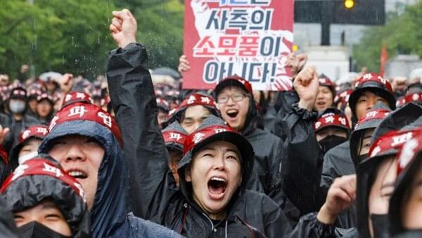 <div class="paragraphs"><p>A National Samsung Electronics Union worker shouts a slogan during a general strike to disrupt production between July 8 and 10, in front of the Samsung Electronics Nano City Hwaseong Campus in Hwaseong, South Korea.</p></div>