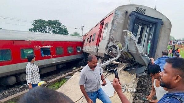 <div class="paragraphs"><p>Rescue and relief work underway after the Mumbai-Howrah Mail derailed near Badabamboo in Seraikela-Kharsawan district of Jharkhand</p></div>