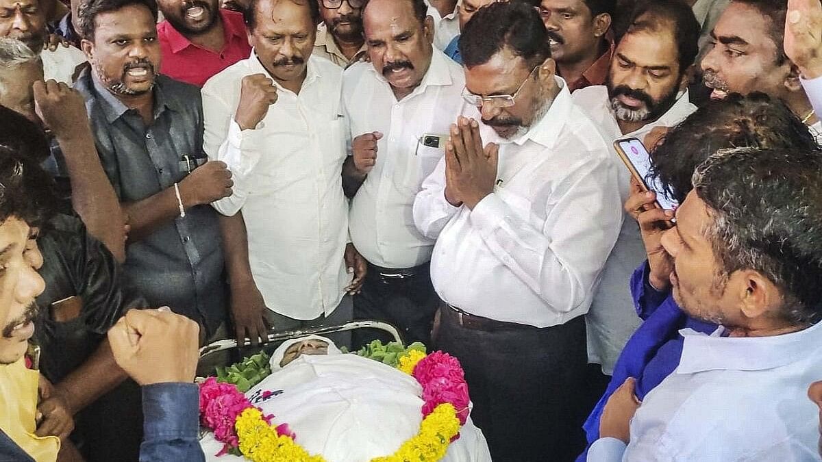 <div class="paragraphs"><p>Viduthalai Chiruthaigal Katchi (VCK) chief Thol. Thirumavalavan pays his last respects to the mortal remains of Bahujan Samaj Party (BSP) leader K. Armstrong, who was hacked to death by a six-member gang, in Chennai, Saturday, July 6, 2024.</p></div>