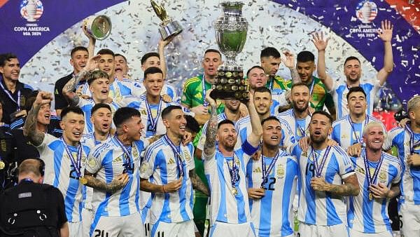 <div class="paragraphs"><p>Argentina forward Lionel Messi (10) and teammates celebrate after winning the Copa America final against Colombia at Hard Rock Stadium</p></div>