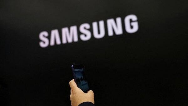 <div class="paragraphs"><p>Samsung logo is seen in this image</p></div>