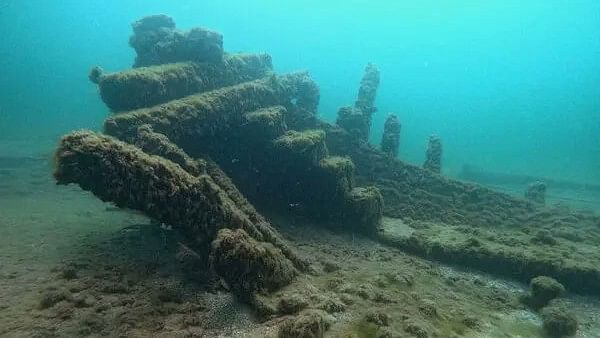 <div class="paragraphs"><p>Wreckage of the ship seen at the bottom of the lake</p></div>