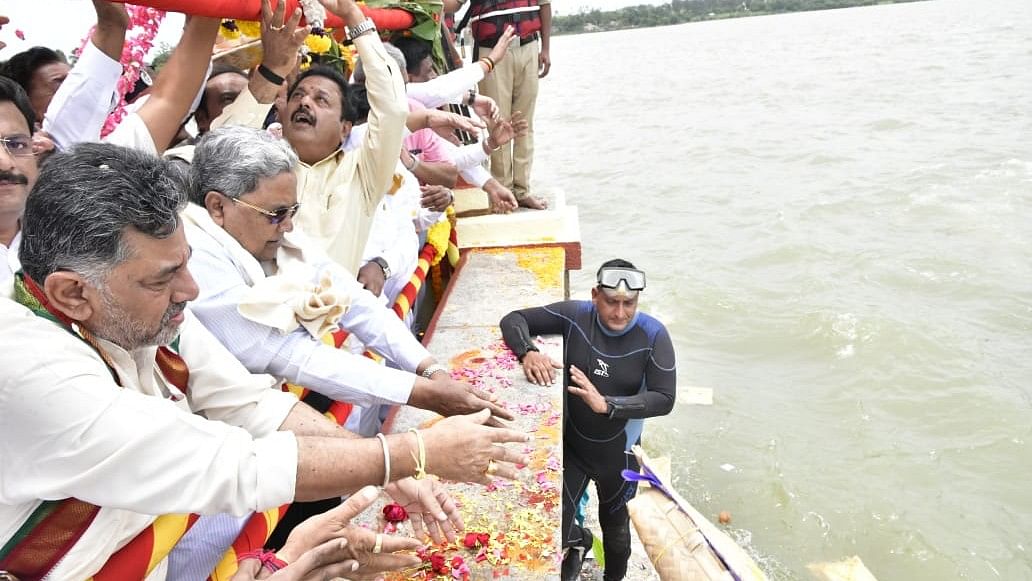 <div class="paragraphs"><p>CM Siddaramaiah with Deputy CM D K Shivakumar offered bagina to the Cauvery river at KRS dam in Mandya on July 29, 2024.</p></div>