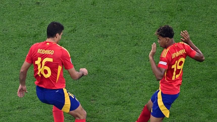 <div class="paragraphs"><p>Spain's Lamine Yamal and Rodri in action.</p></div>