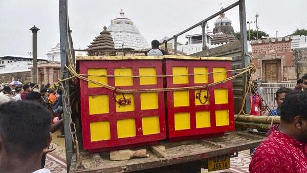 <div class="paragraphs"><p>New special (brass) box being carried for reopening of the temple's 'Ratna Bhandar' after 46 years</p></div>