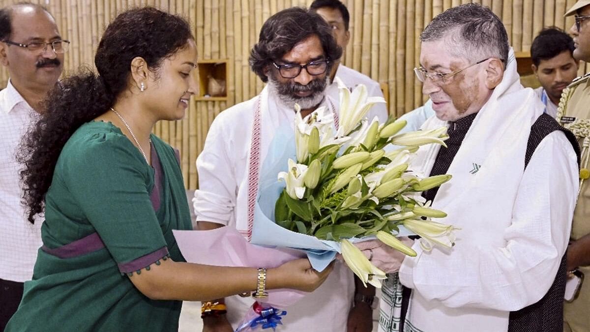 <div class="paragraphs"><p>Newly-appointed Jharkhand Governor Santosh Gangwar being welcomed by state Chief Minister Hemant Soren and JMM MLA Kalpana Soren, in Ranchi, Jharkhand.</p></div>