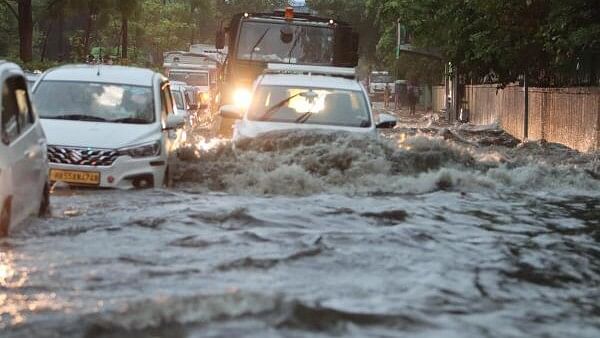 <div class="paragraphs"><p>Vehicles wade through a waterlogged road amid rains, in New Delhi.</p></div>