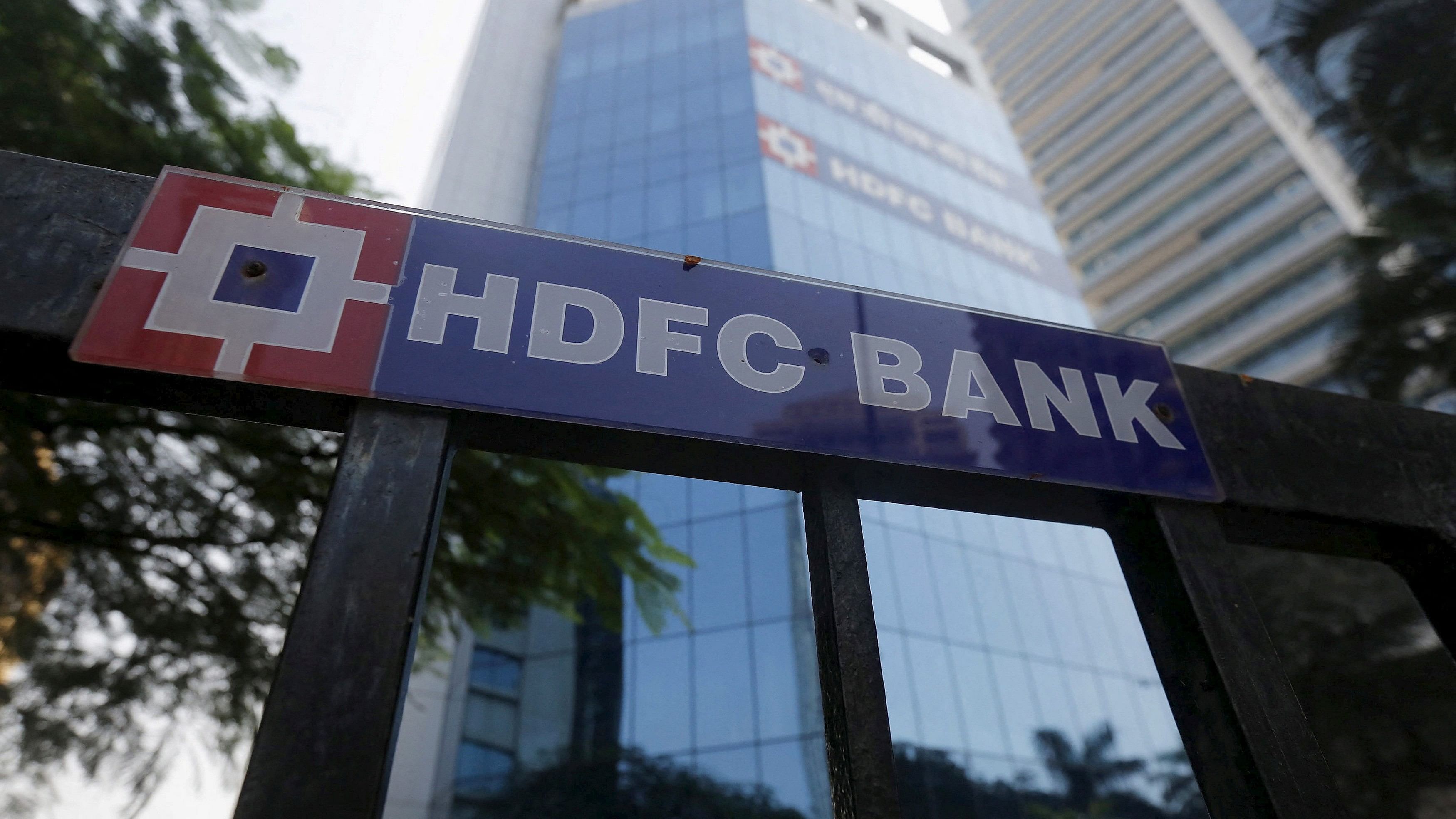 <div class="paragraphs"><p>FILE PHOTO: The headquarters of HDFC bank is pictured in Mumbai.</p></div>