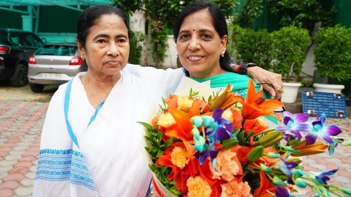 <div class="paragraphs"><p>Mamata Banerjee meets  Sunita Kejriwal(R).</p></div>