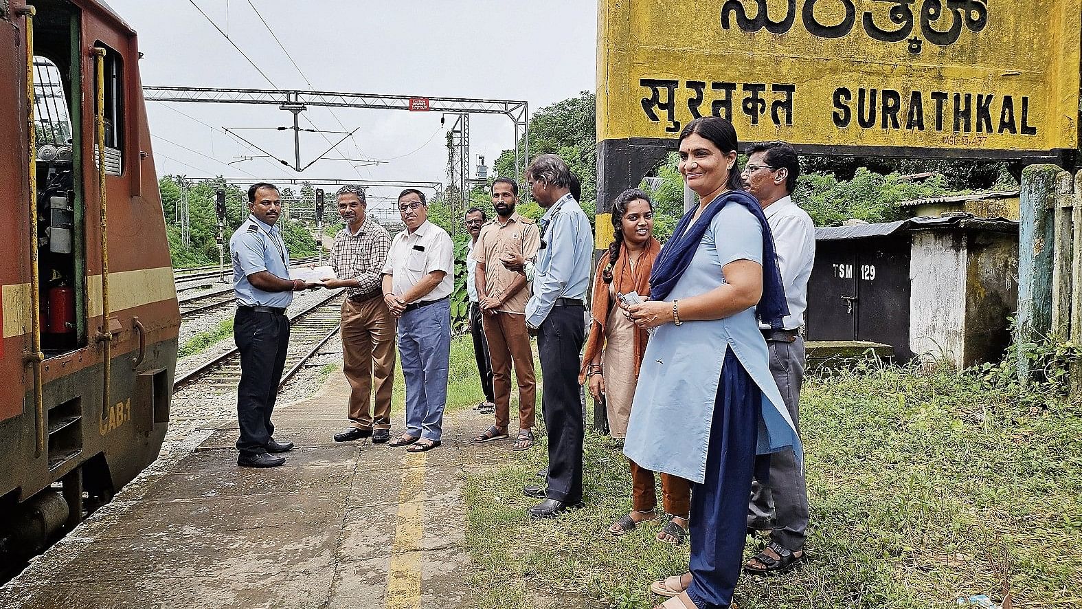 <div class="paragraphs"><p>Konkan Railway Corporation Limited senior regional traffic manager Dilip Bhat and chief loco inspector Binu K present the cash award to the train crew at the Surathkal station near Mangaluru on Wednesday.</p></div>